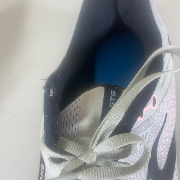 Brooks Adrenaline GTS 22 White and Black Athletic Shoes - Picture 11 of 12